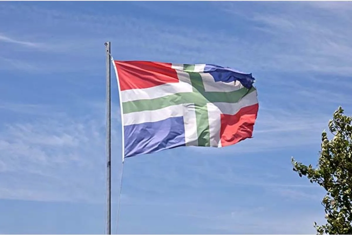 Groningse provincievlag aan een mast