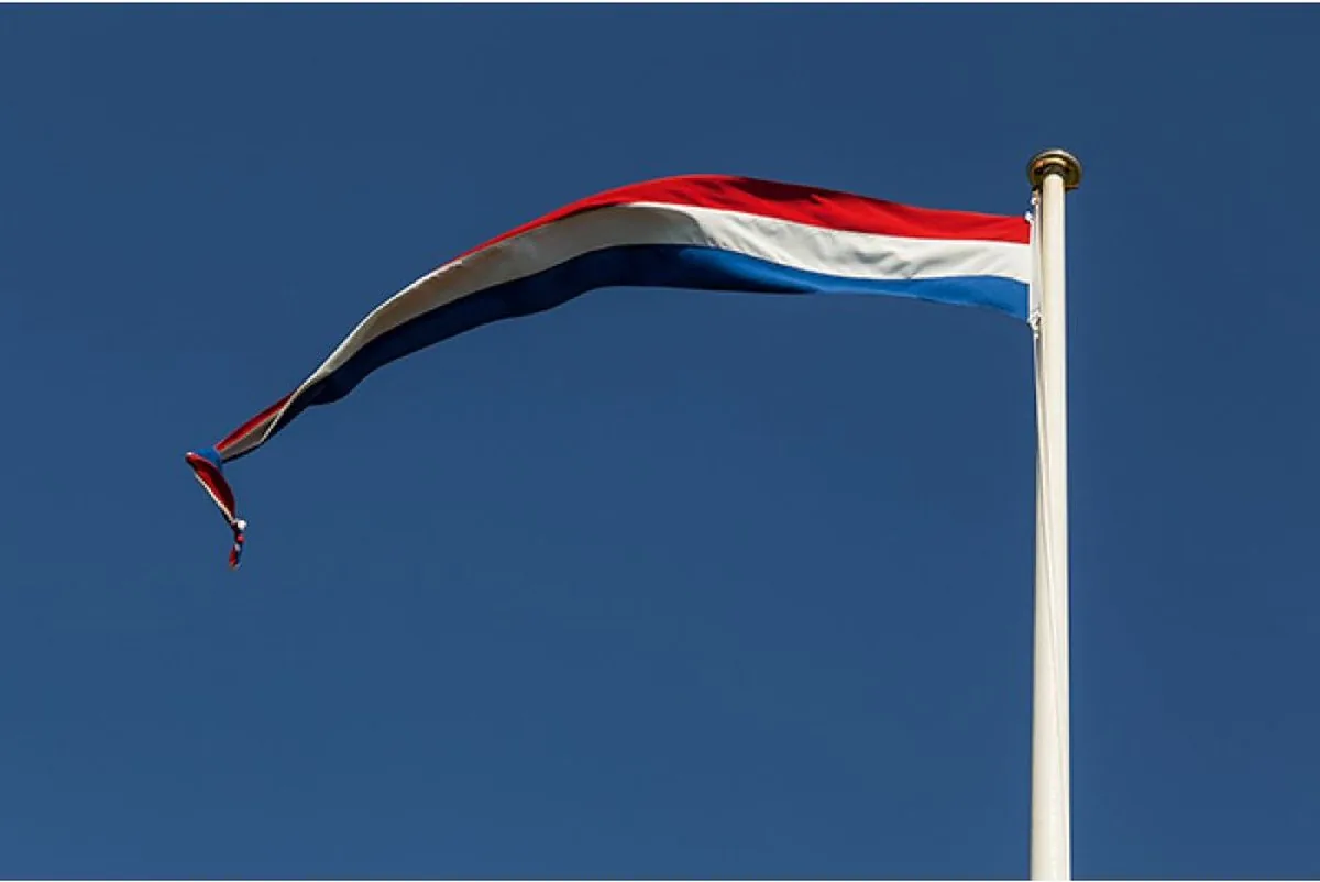Nederlandse vlag met wimpel in de wind