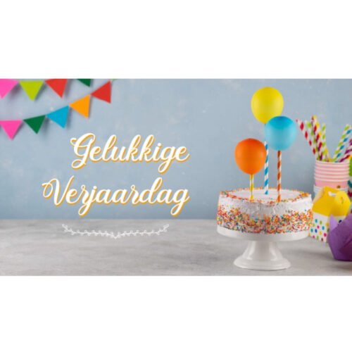 Verjaardagspandoek met slagroomtaart, ballonnen en slingers tegen een grijsblauwe muur