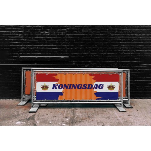 Koningsdag spandoek in rood wit blauw met oranje penseelstreek en twee gouden kronen