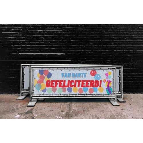 Van Harte Gefeliciteerd spandoek met kleurige ballonnen, slingers en rode letters